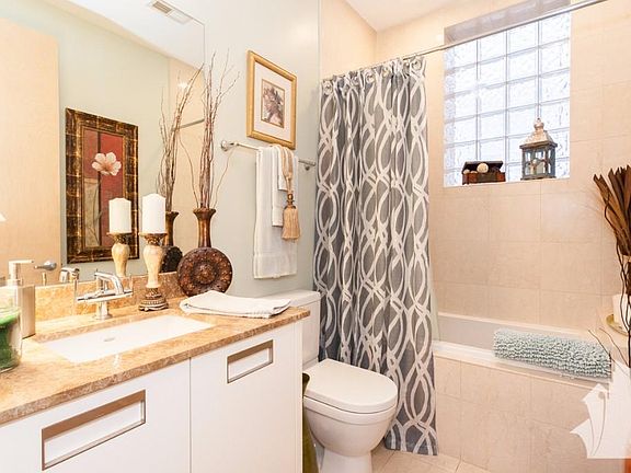 5th image of 1607 N Hoyne Ave #3E