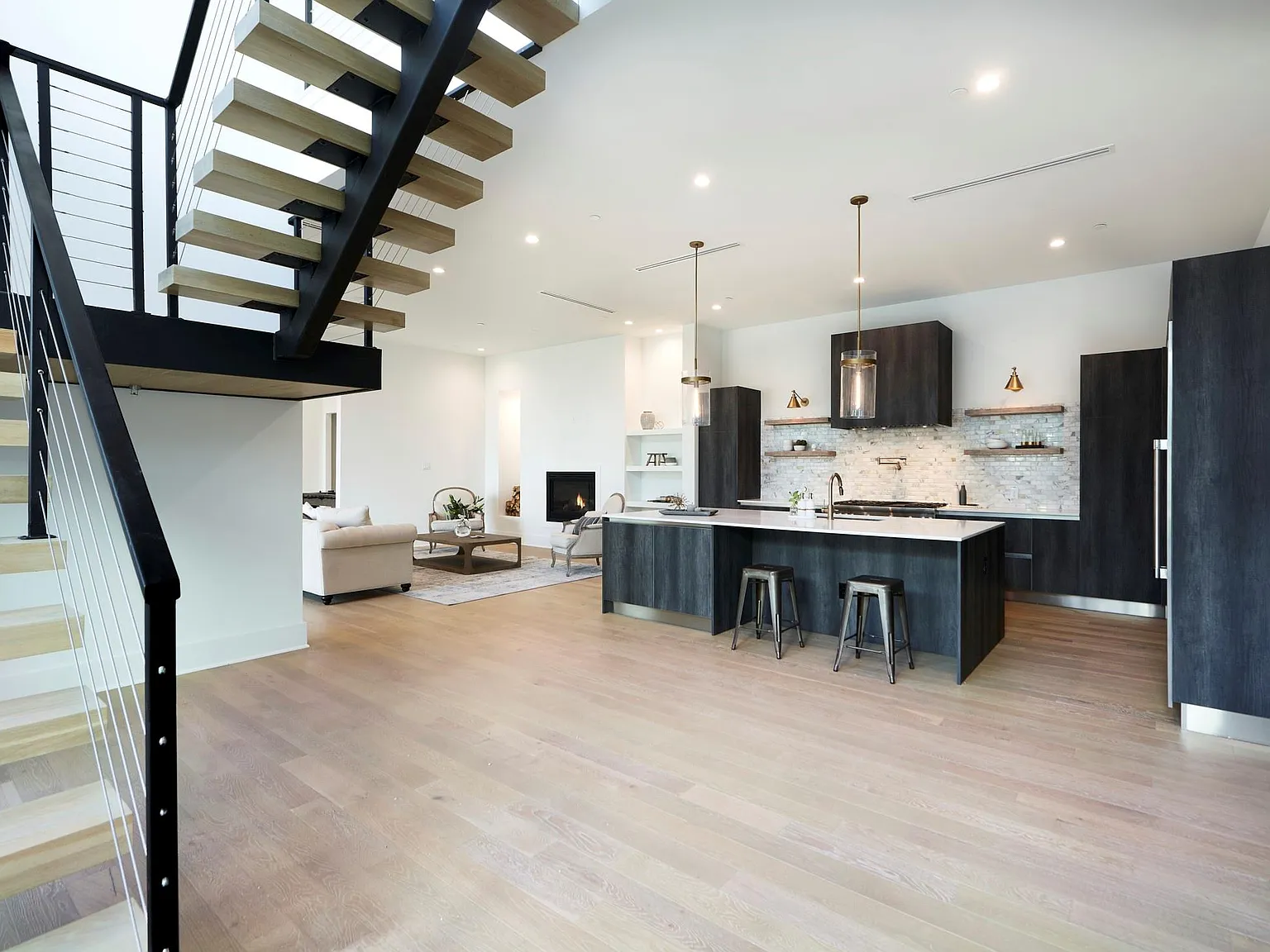 5 bed, 5.5 bath, 5595 sqft, $13,500 — Photo 3