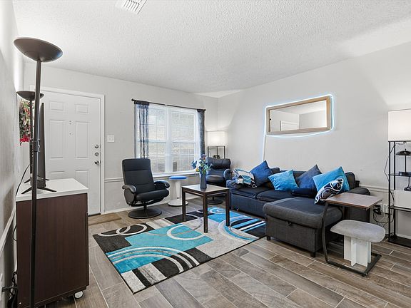 3rd image of 2040 Oakwood Ct #2040