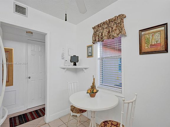 5th image of 2841 Somerset Dr APT 414