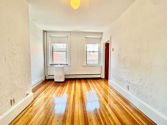 2nd image of 9 Thacher Ct #9