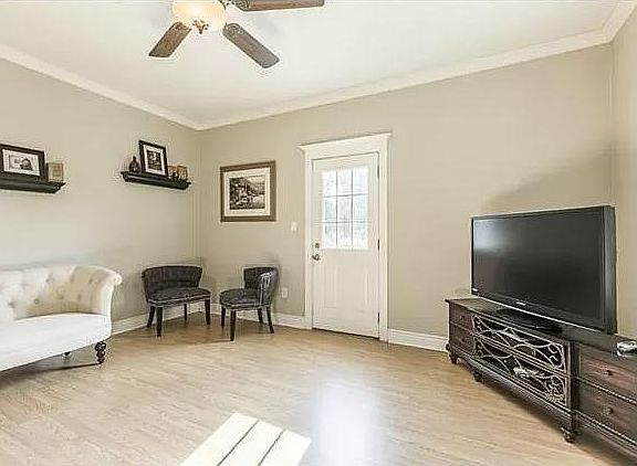 4th image of 301 Bowie St