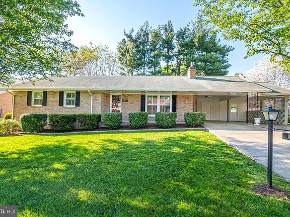 3rd image of 1055 Horseshoe Dr