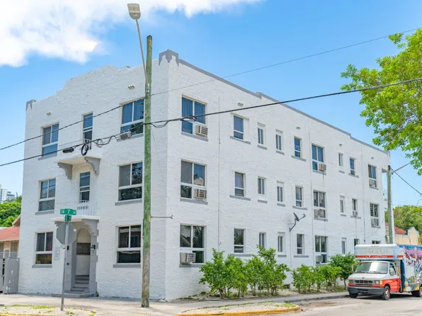 676 SW 2nd St APT 15, Miami, FL 33130