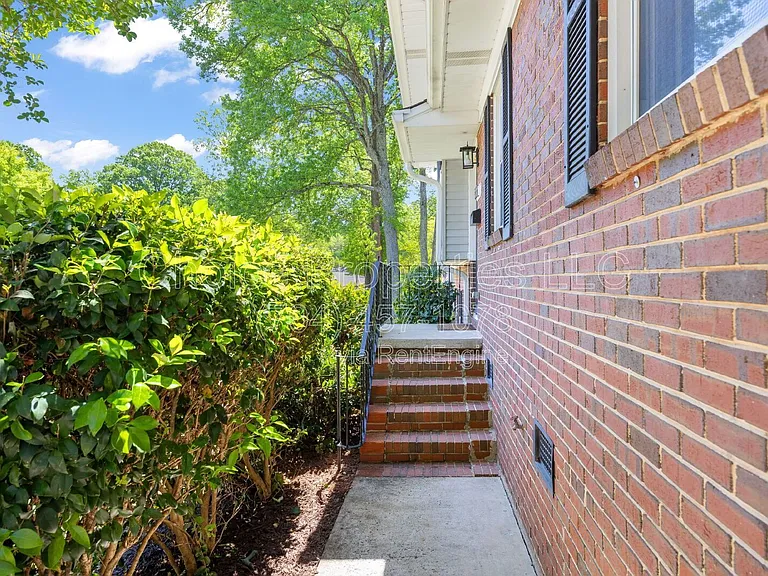832 Stanfield Dr — Photo 3