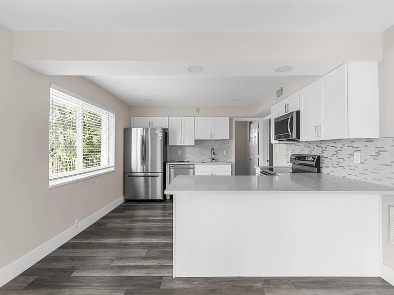 2182 NE 5th Cir — Photo 7