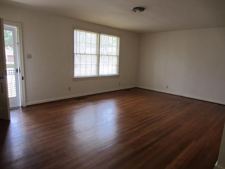 302 E College St — Photo 4