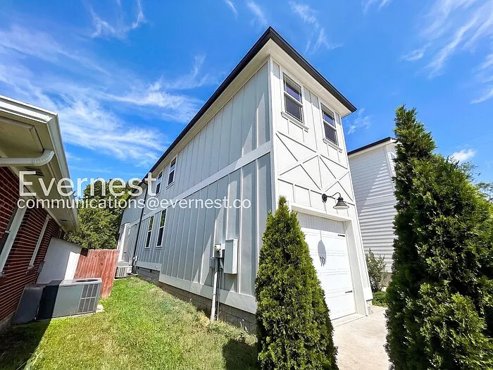 2146 Burns St — Photo 2