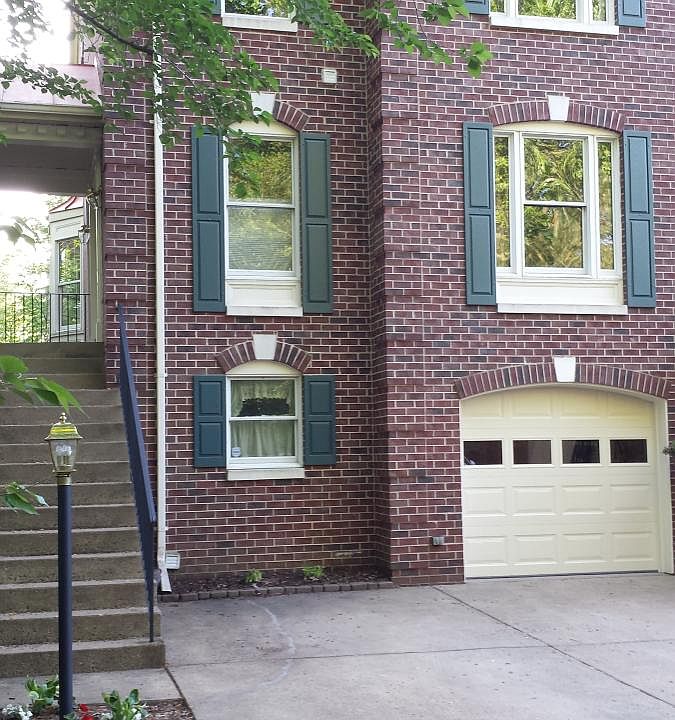 End-Unit w/ extra parking