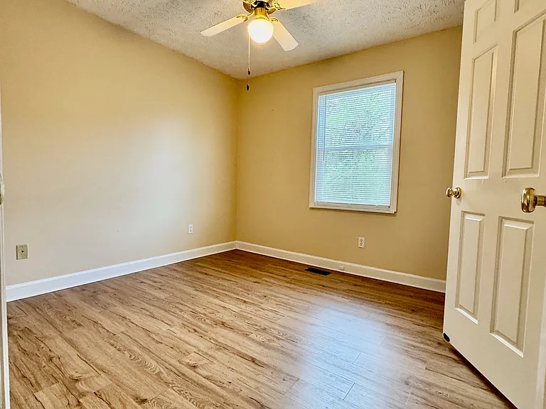 1420 Aldenwood Ln — Photo 9