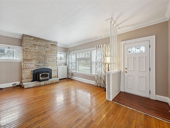4th image of 1659 Chesterland Ave