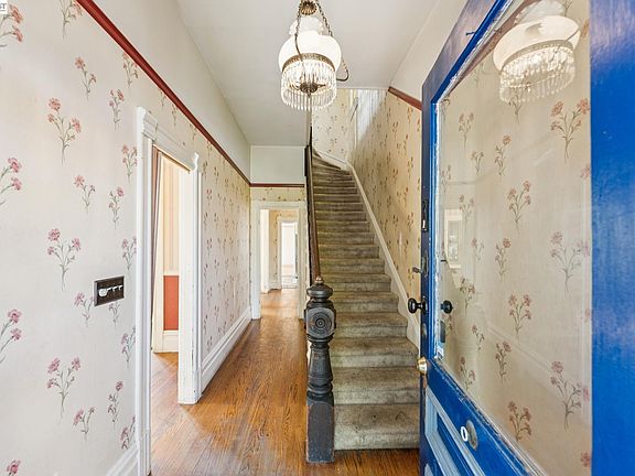5th image of 1715 Bay St