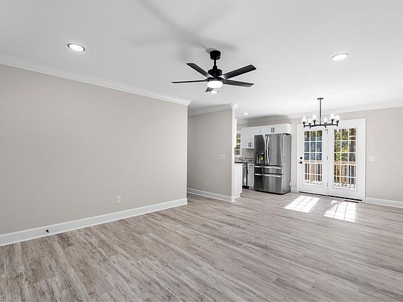 4th image of 612 Scott Dr