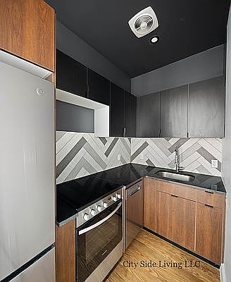 2nd image of 1354 Jefferson Ave #2M
