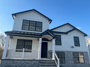 61 Briarwood Ln, Plainview, NY 11803