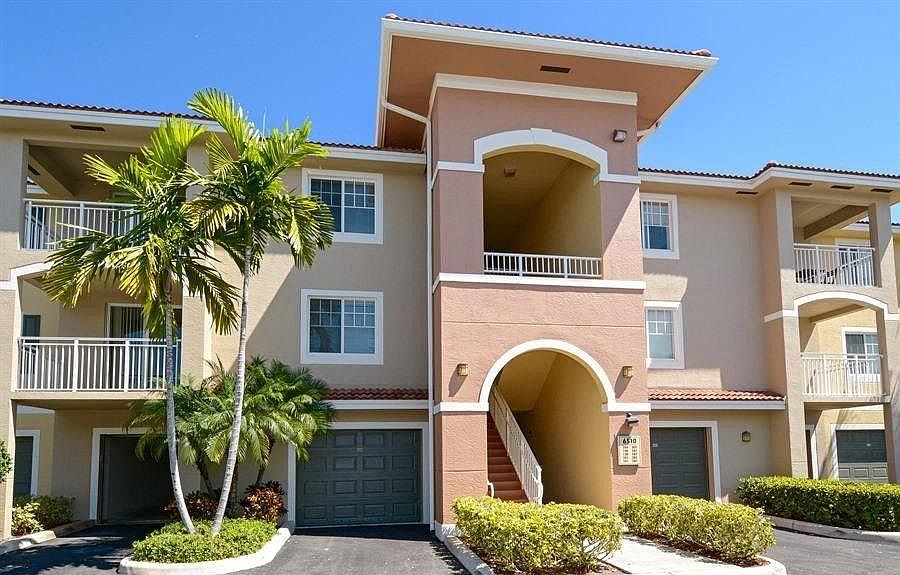Outside Front / Garage