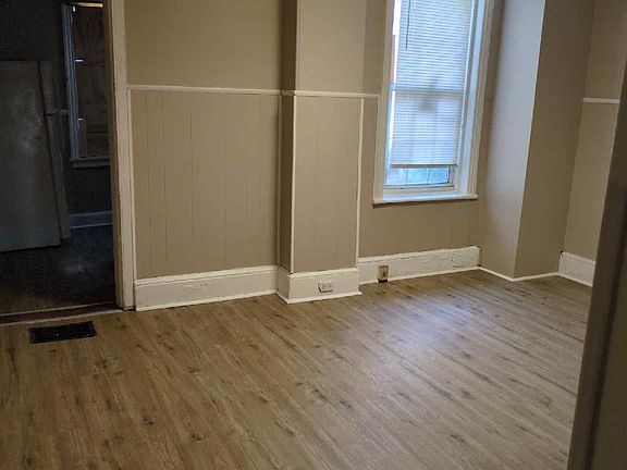 3rd image of 906 N Spruce St