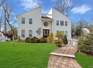 21 Cary Rd, Great Neck, NY 11021