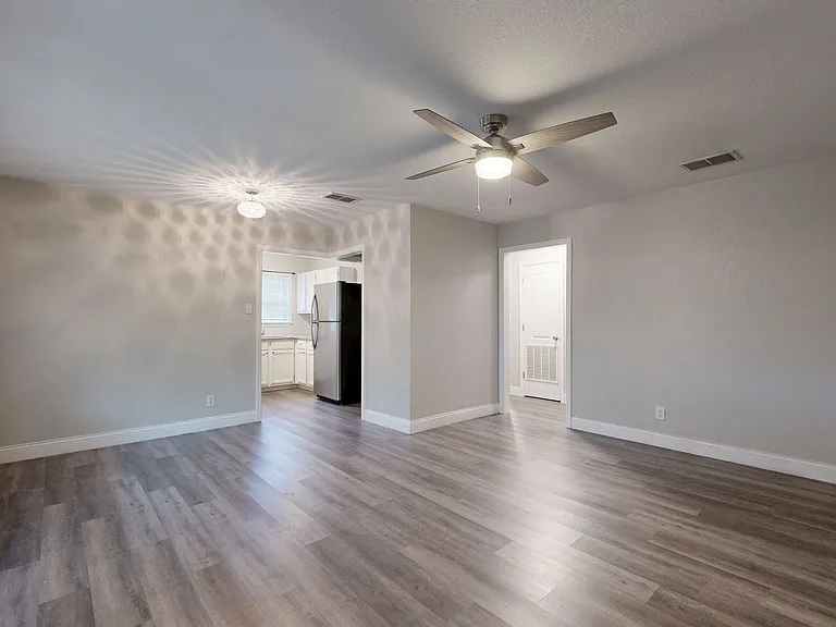 906 Estelle Ave — Photo 7