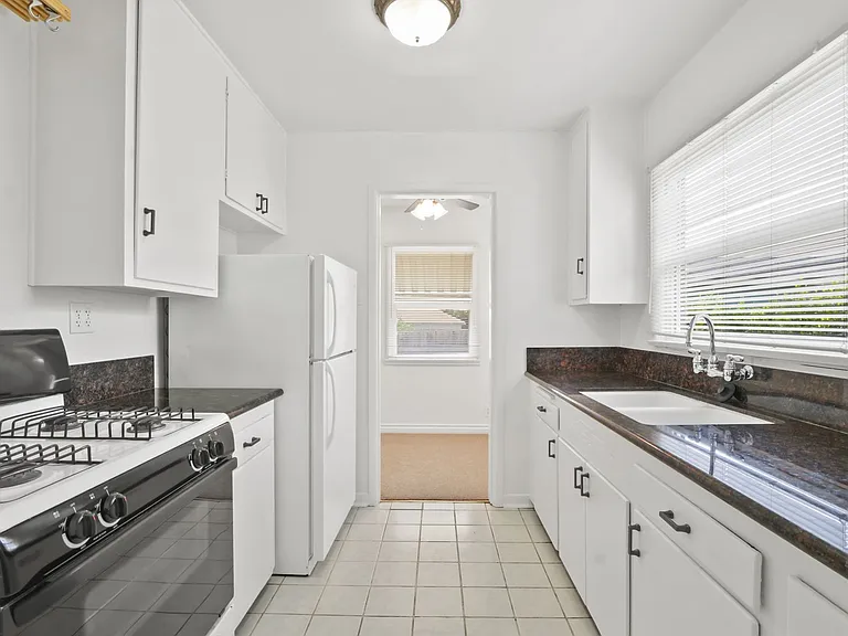 Rose Dr Duplex — Photo 11