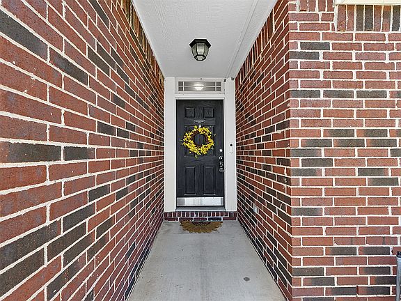 5th image of 700 E Boston St S