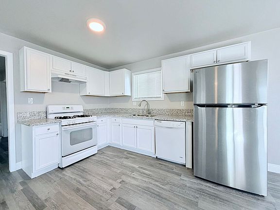 5th image of 430 W Wilson Ave