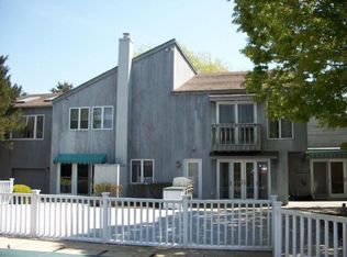 27 Meadow Ln, Quogue, NY 11959