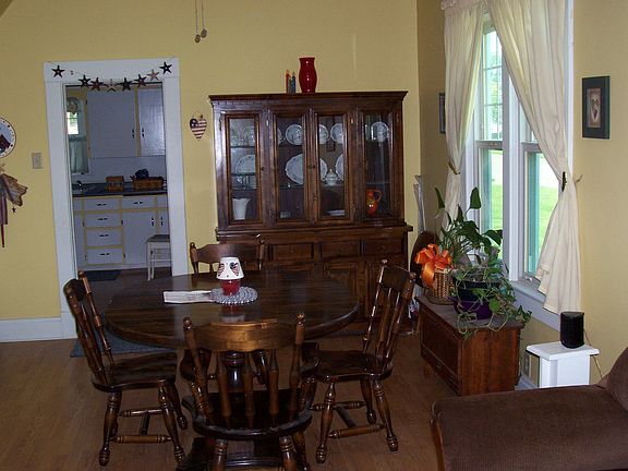 5th image of 2049 N Maxwell Ave