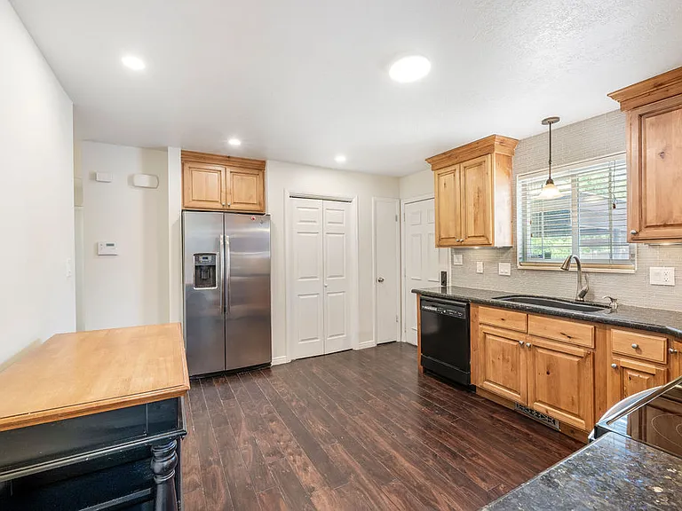 302 Elmwood Dr — Photo 2
