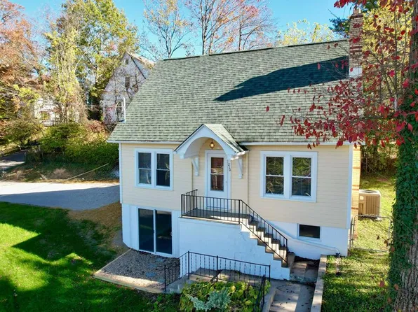 210 Grove Ave, Midway, WV 25801