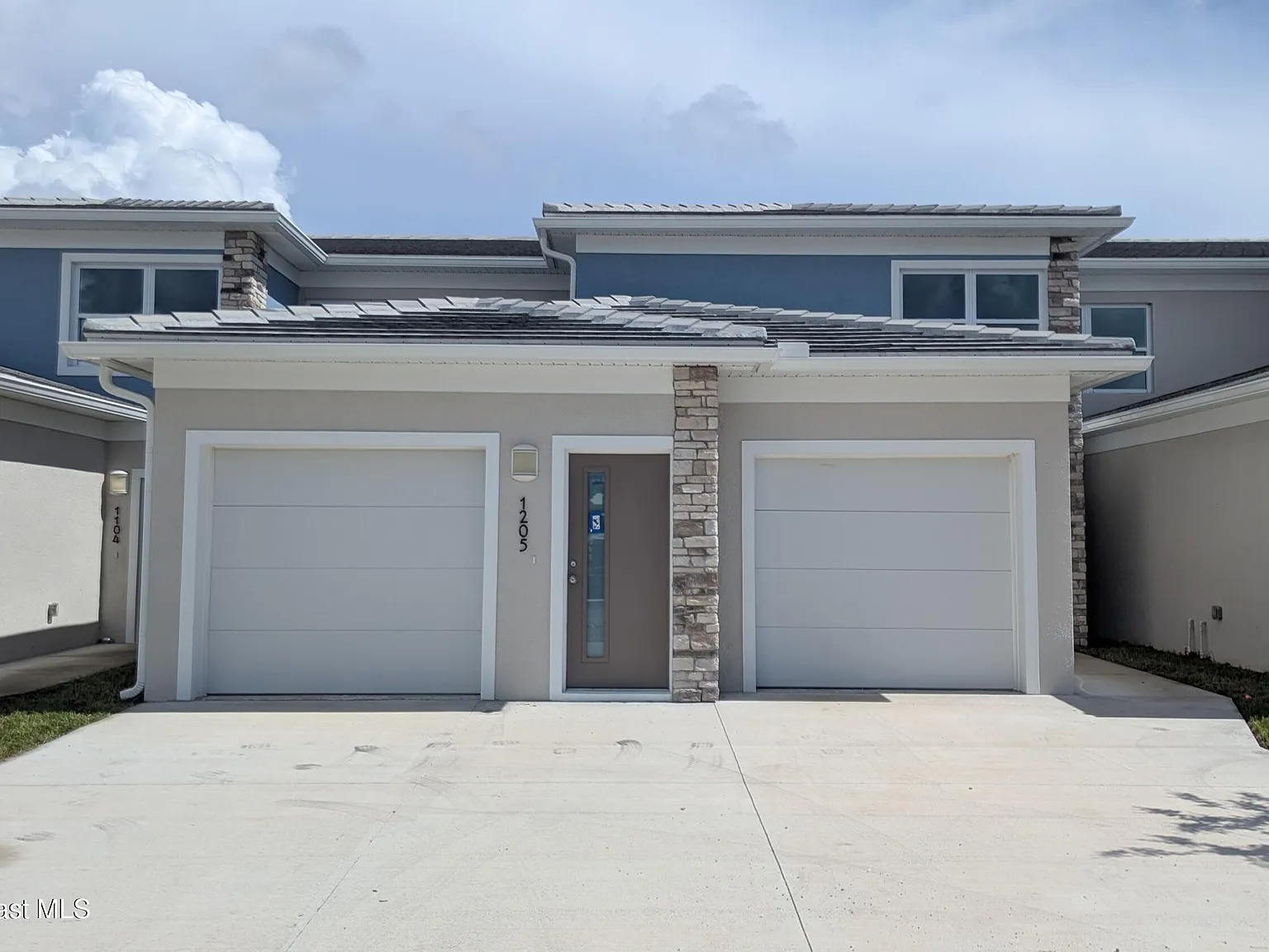 3 bed, 2.0 bath, 1208 sqft, $2,300 — Photo 1