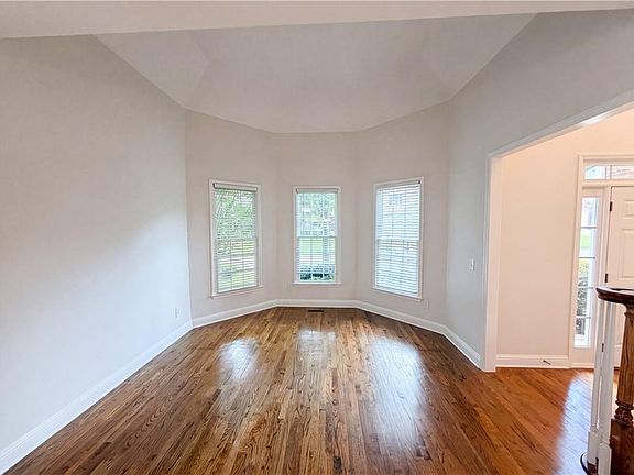 4th image of 685 Jefferson Pl