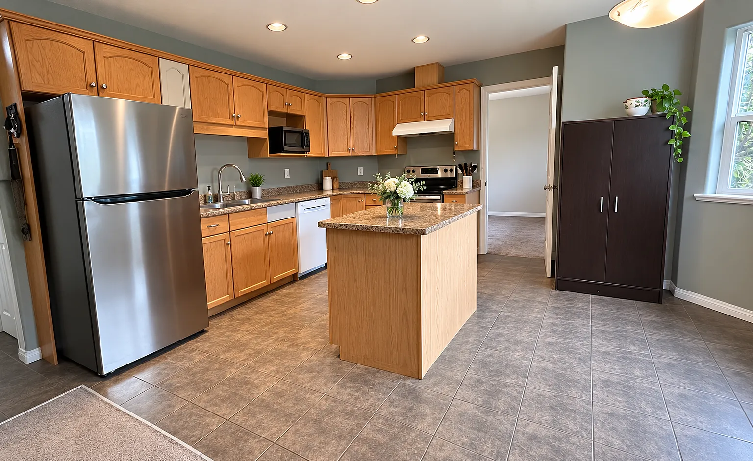 4 bed, 2.5 bath, 1800 sqft, $3,400 — Photo 3