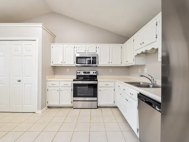 10712 Oak Cir N — Photo 7
