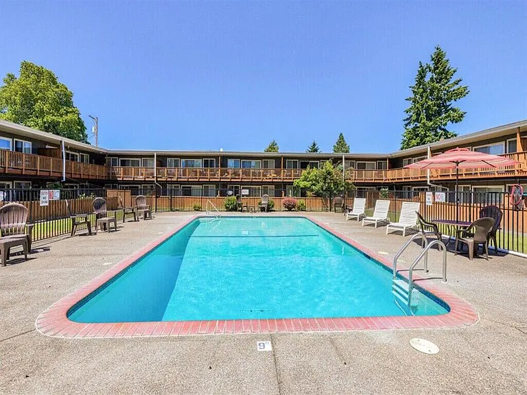 Camille Court Apartments — Photo 16