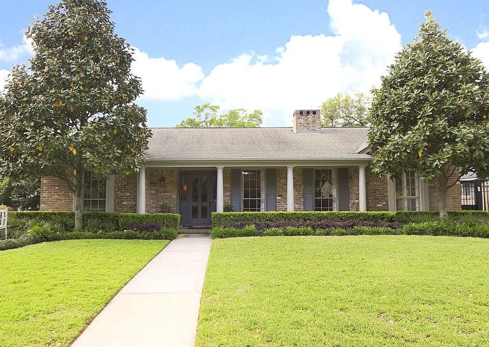 Fabulous Briargrove home facing North with beautiful landscaping