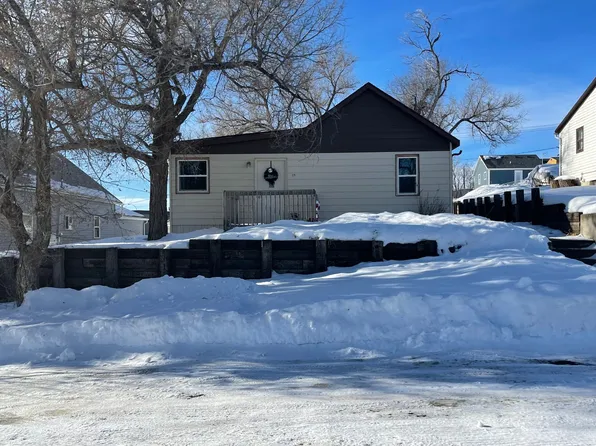 129 2nd St SW, Watford City, ND 58854