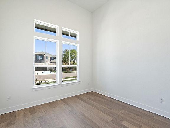 3rd image of 325 San Saba Dr