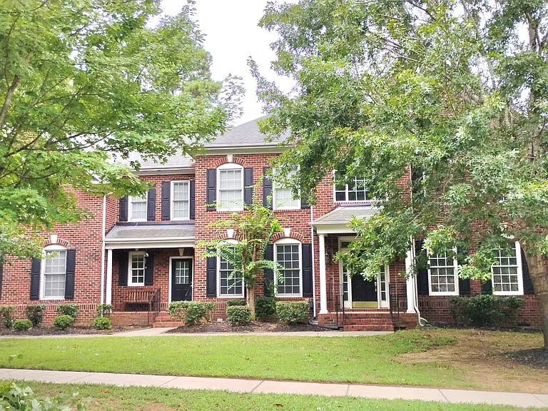 715 Fairway Point Dr — Photo 2