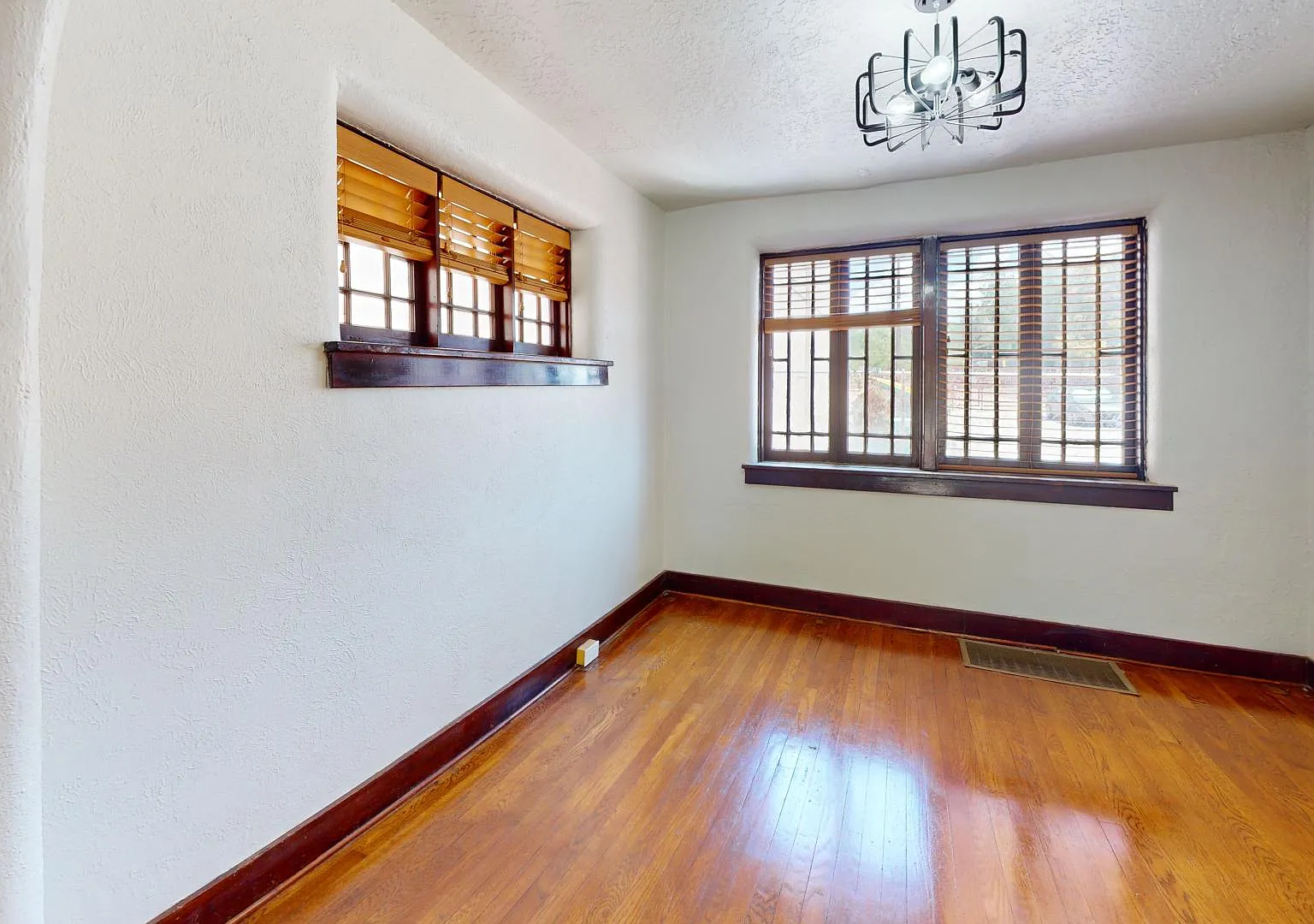 1200 SF 2 Bedroom, 1st Floor Victorian Charmer — Photo 1
