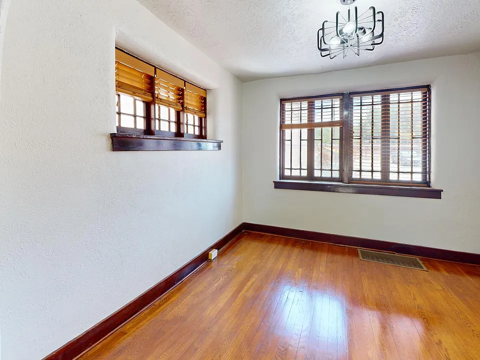 1200 SF 2 Bedroom, 1st Floor Victorian Charmer