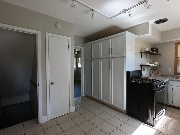4th image of 217 2nd Ave E