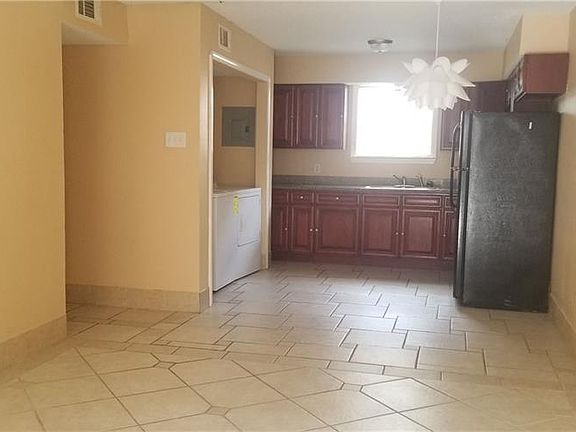 3rd image of 4871-77 Alsace St