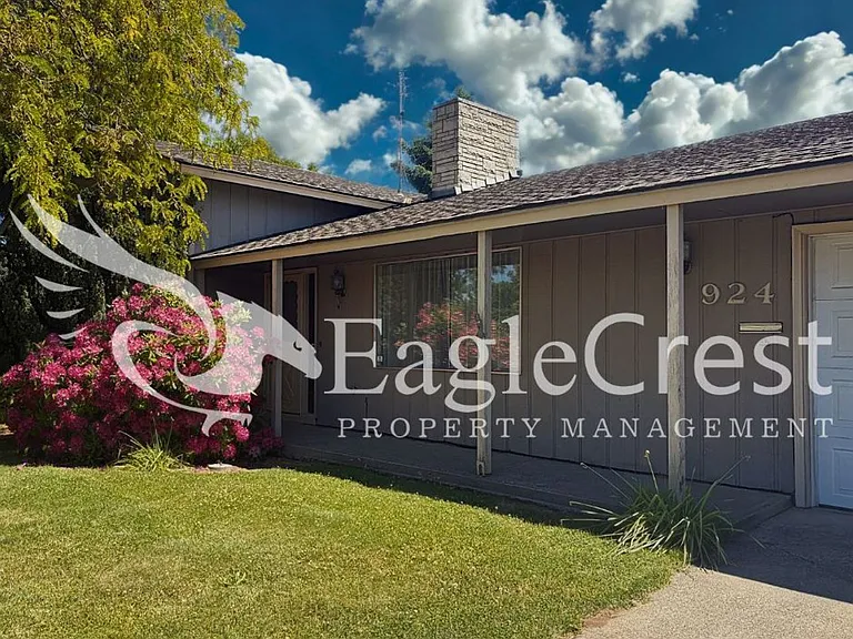 924 Shasta Dr — Photo 6