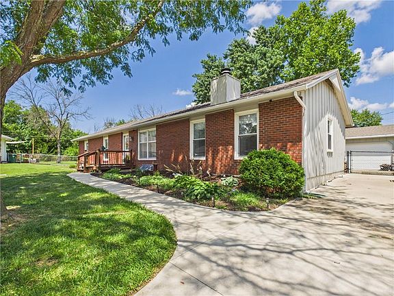3rd image of 922 Ridge Dr
