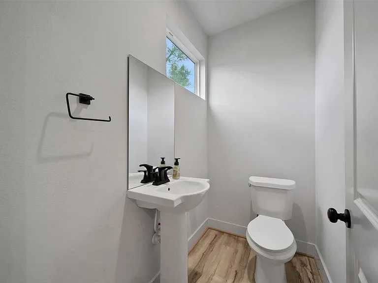 3322 Delhi St — Photo 10