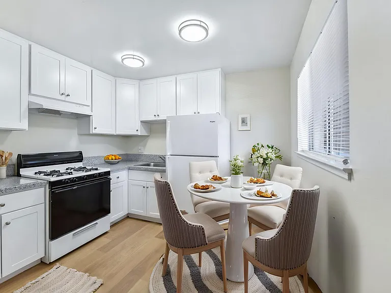ROCKINGHAM APARTMENTS — Photo 9