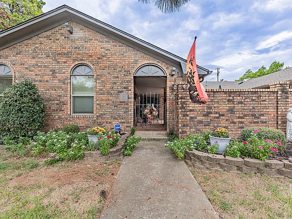 4th image of 2702 Tracey St