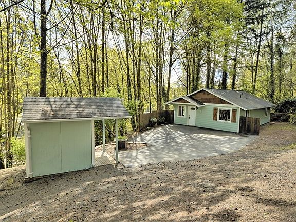4th image of 111 NE Lorrain Ct