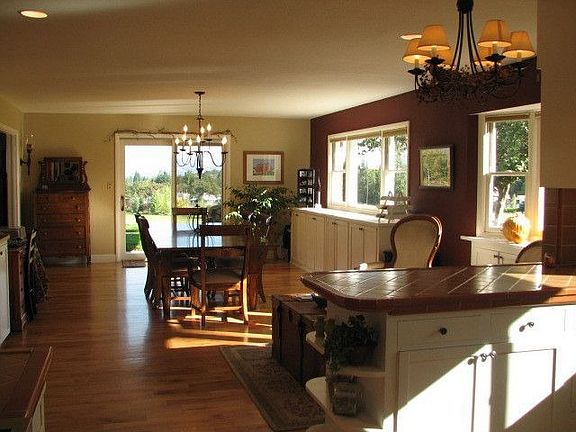 Large dining area w/ built-ins off of kitchen